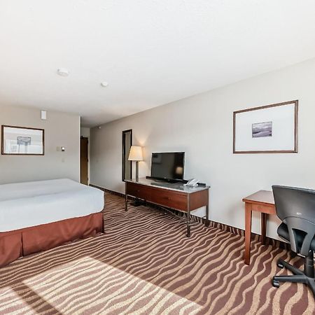 Invermere Inn & Suites Екстериор снимка