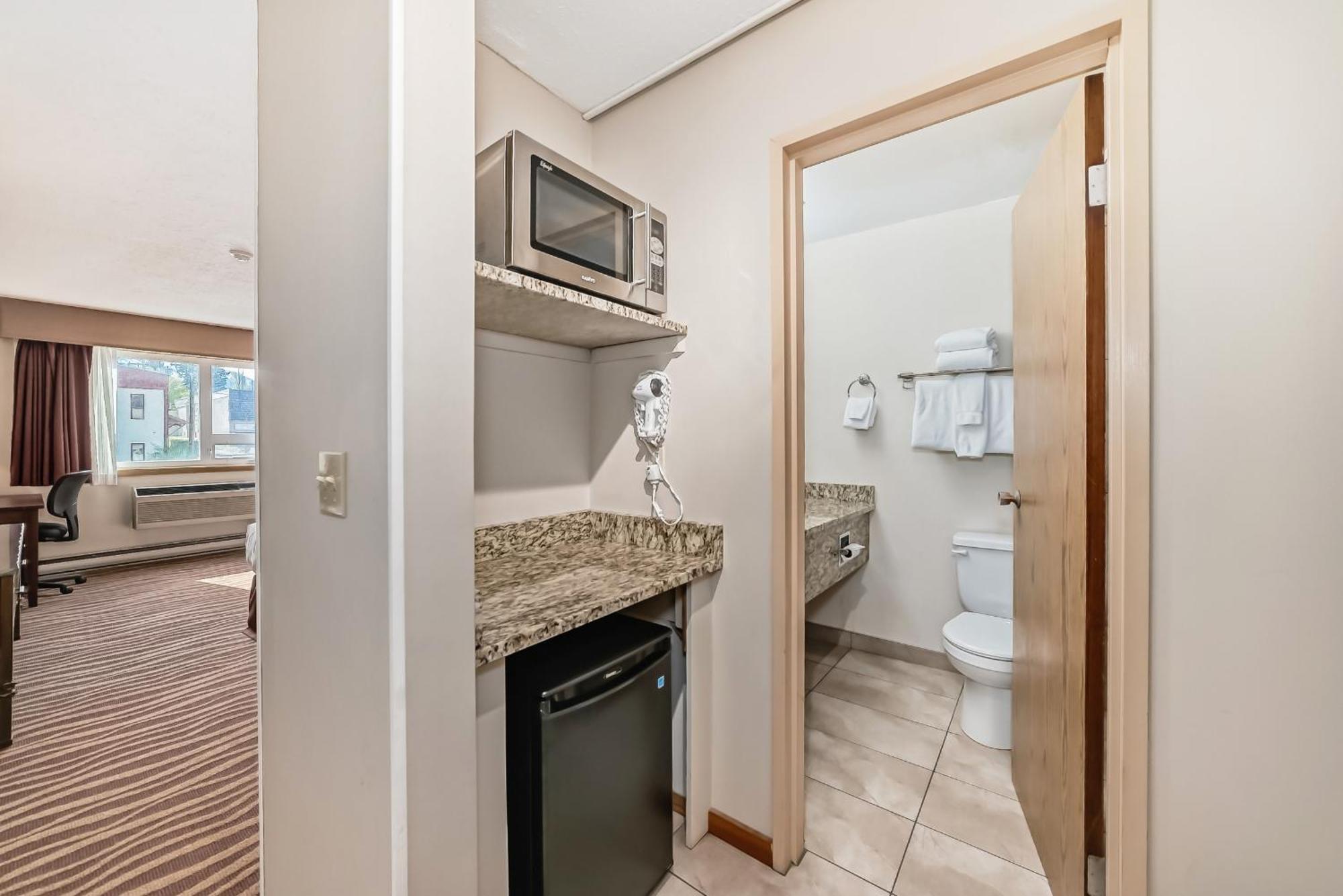 Invermere Inn & Suites Екстериор снимка