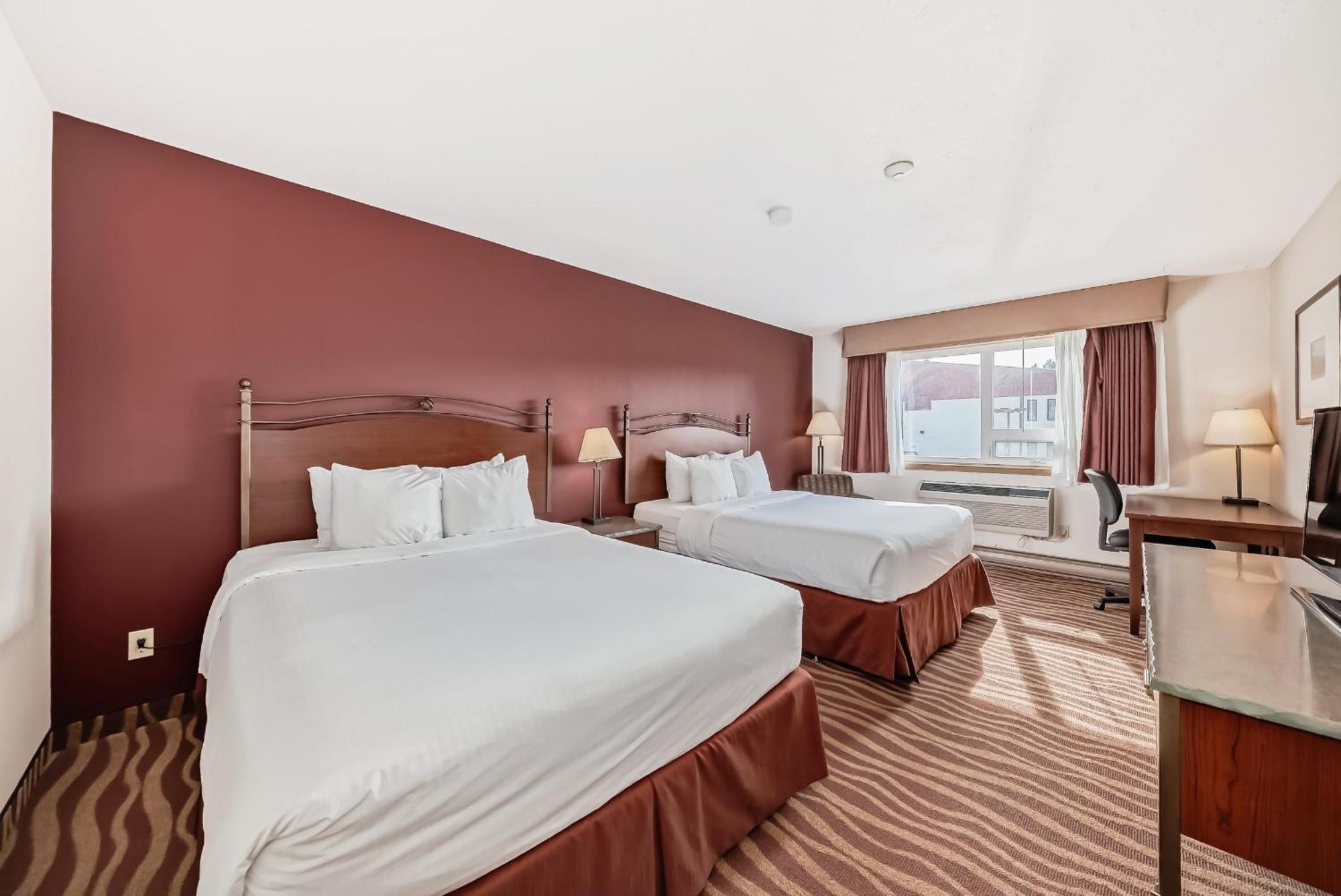Invermere Inn & Suites Екстериор снимка