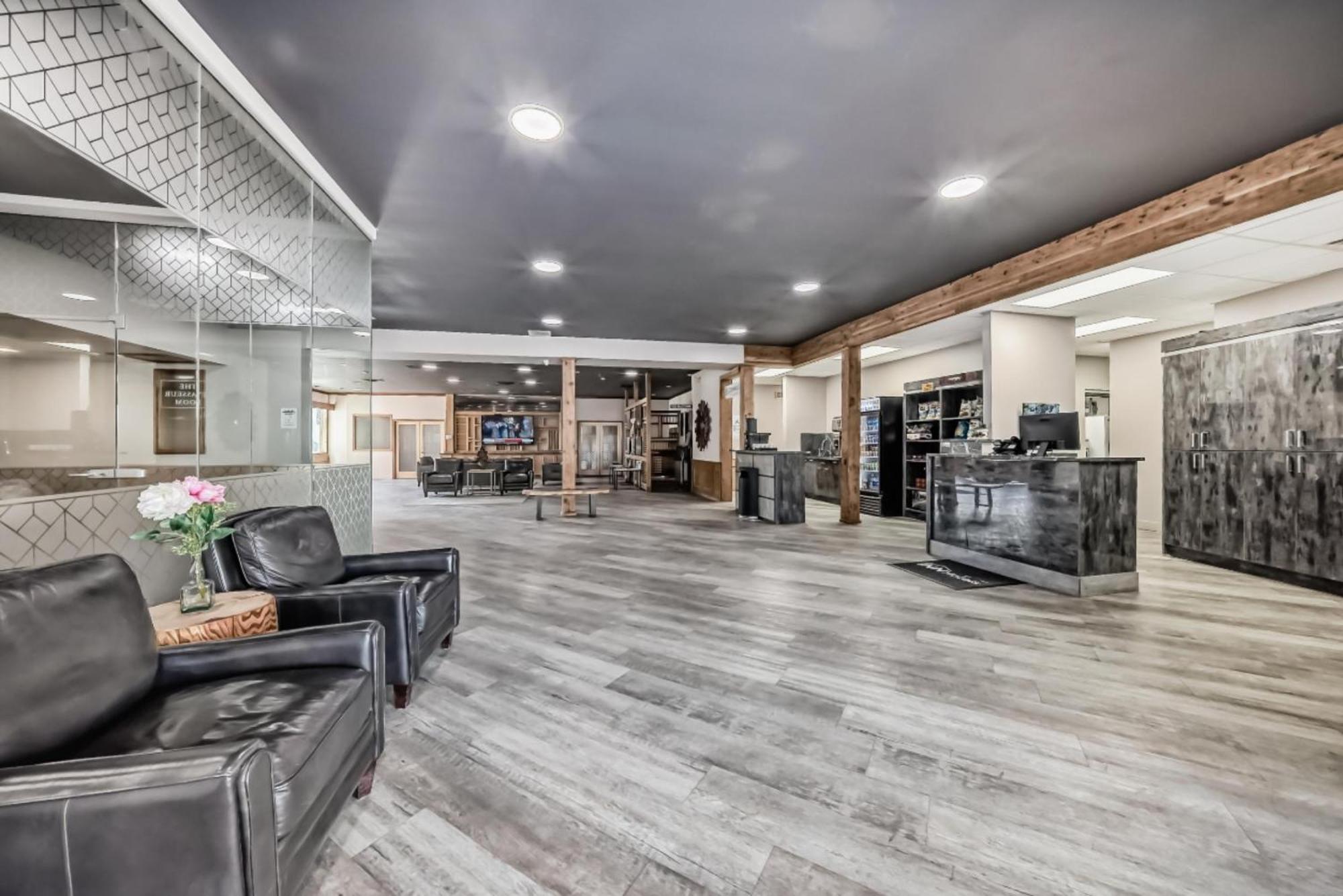 Invermere Inn & Suites Екстериор снимка