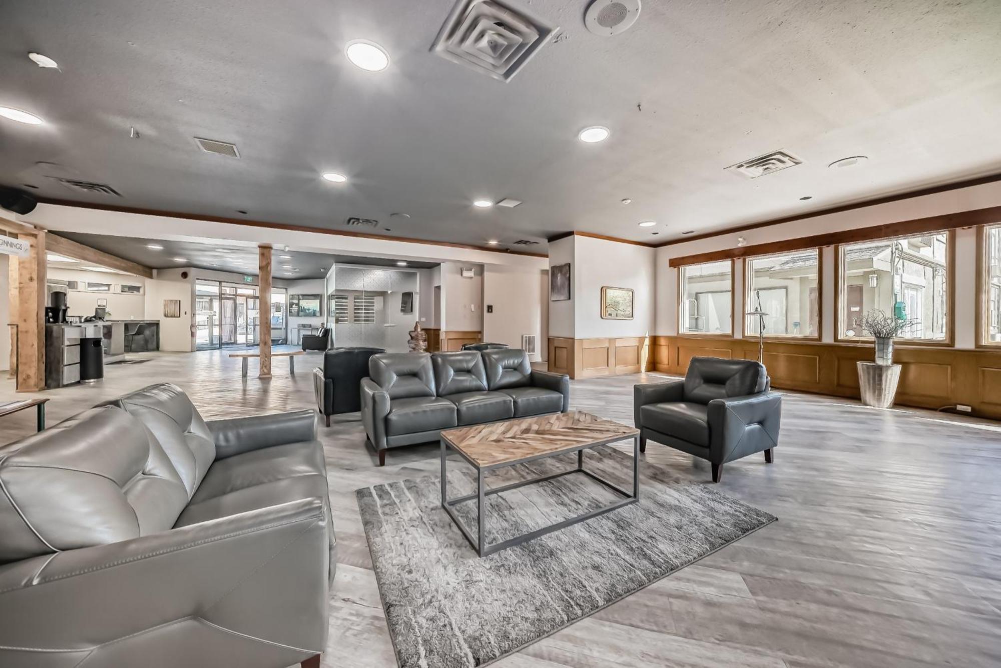 Invermere Inn & Suites Екстериор снимка