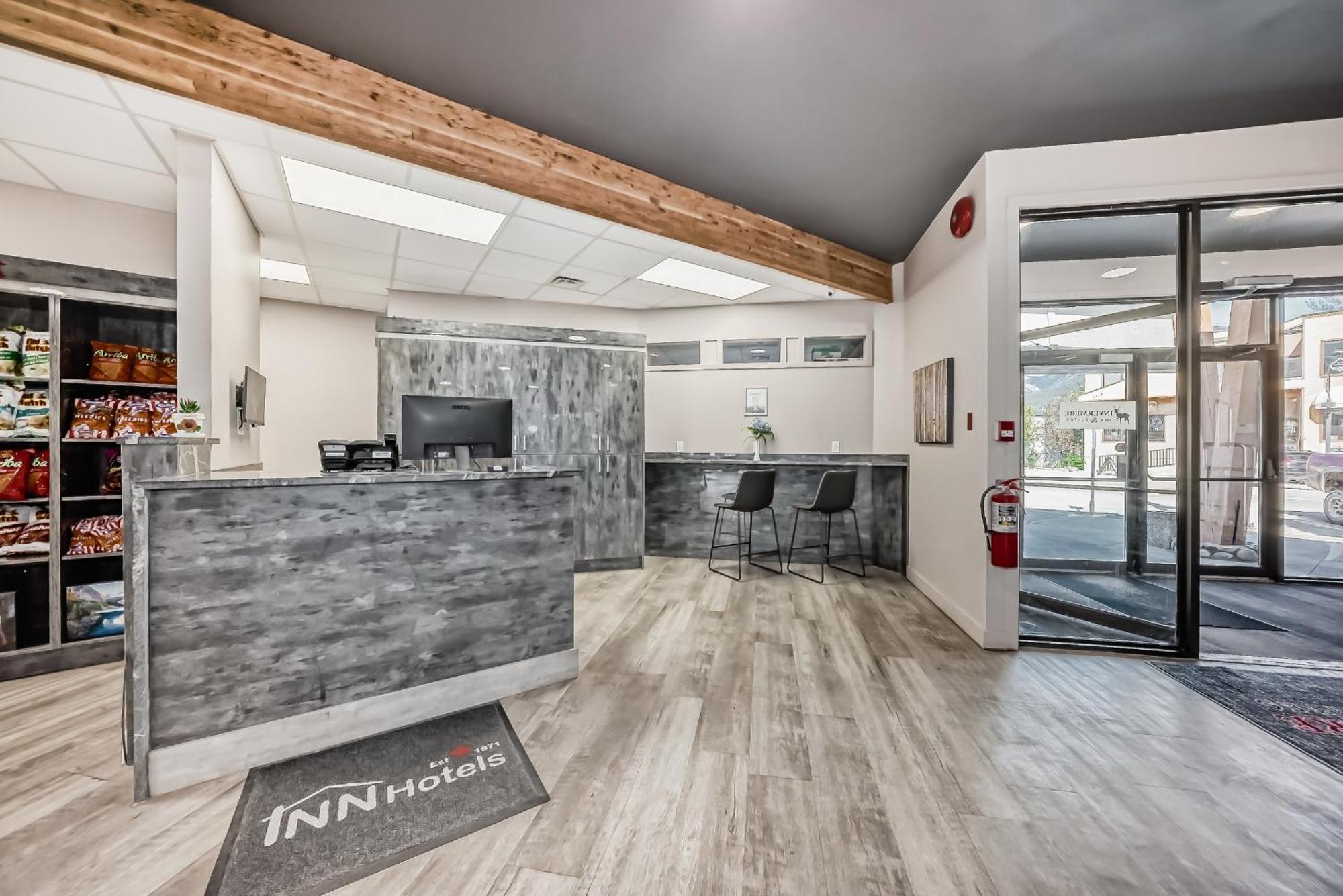 Invermere Inn & Suites Екстериор снимка