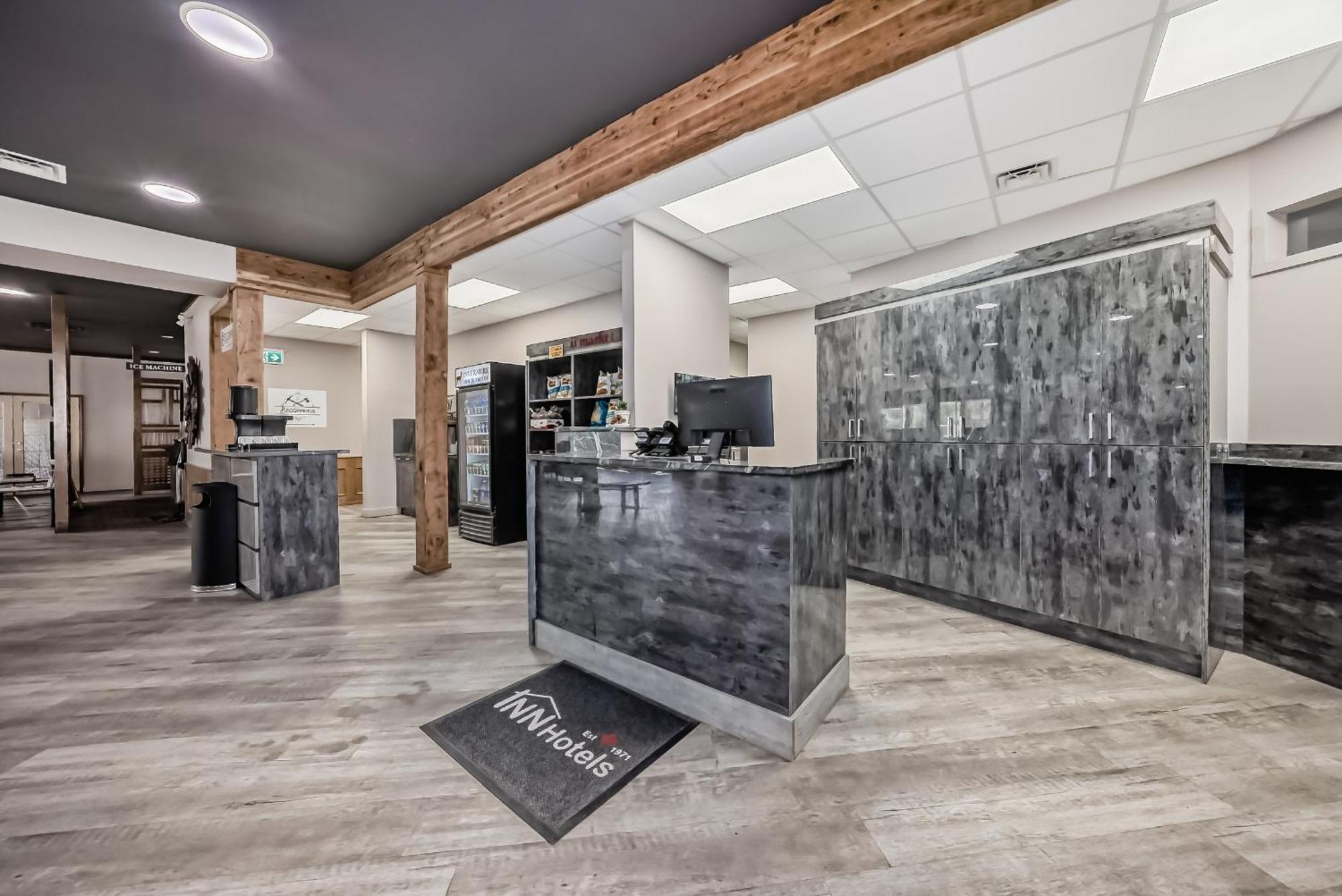 Invermere Inn & Suites Екстериор снимка